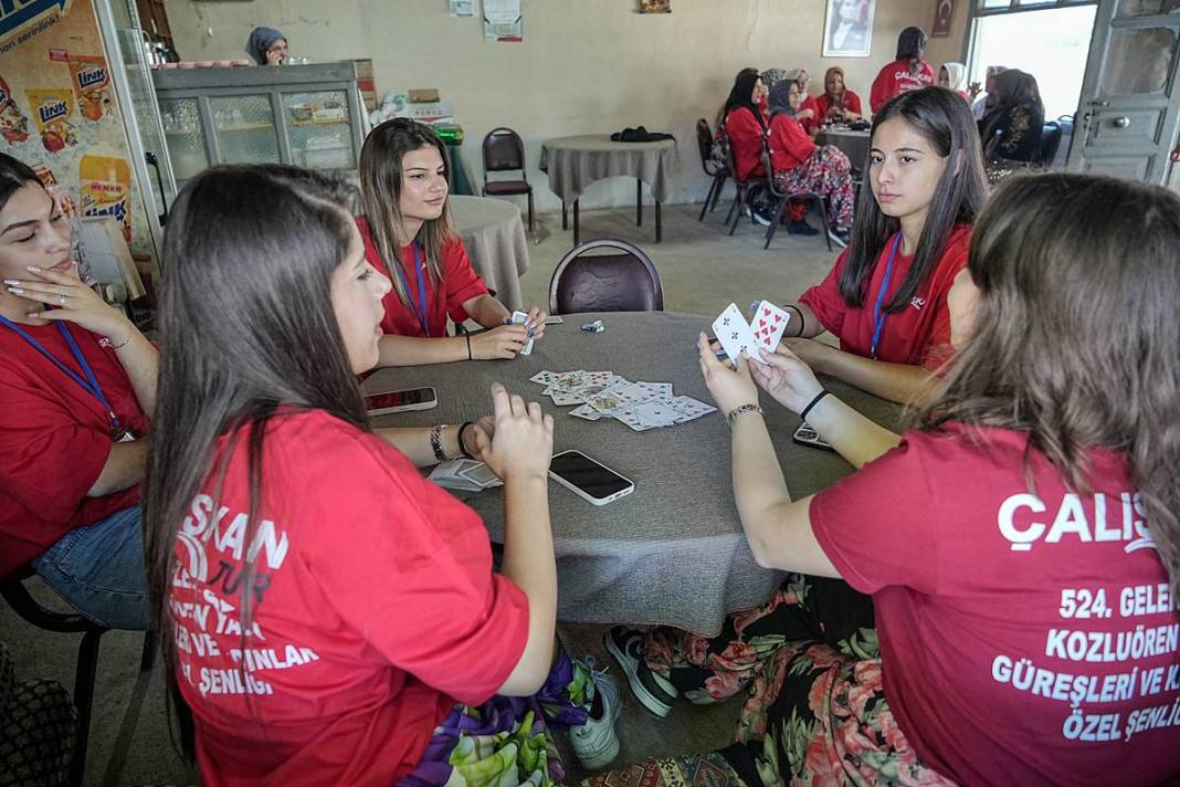 Erkeklere sokağa çıkma yasağı: Kadınlar yönetimi ele geçirdi! Kahvehaneler bile onlara emanet 14